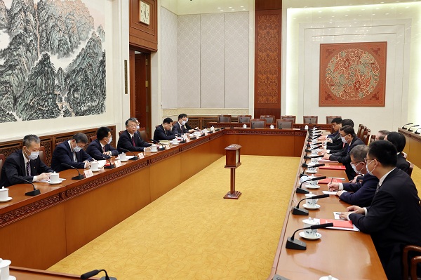 第六任香港基本法委員會組成人員和第五任澳門基本法委員會新任委員進行憲法宣誓