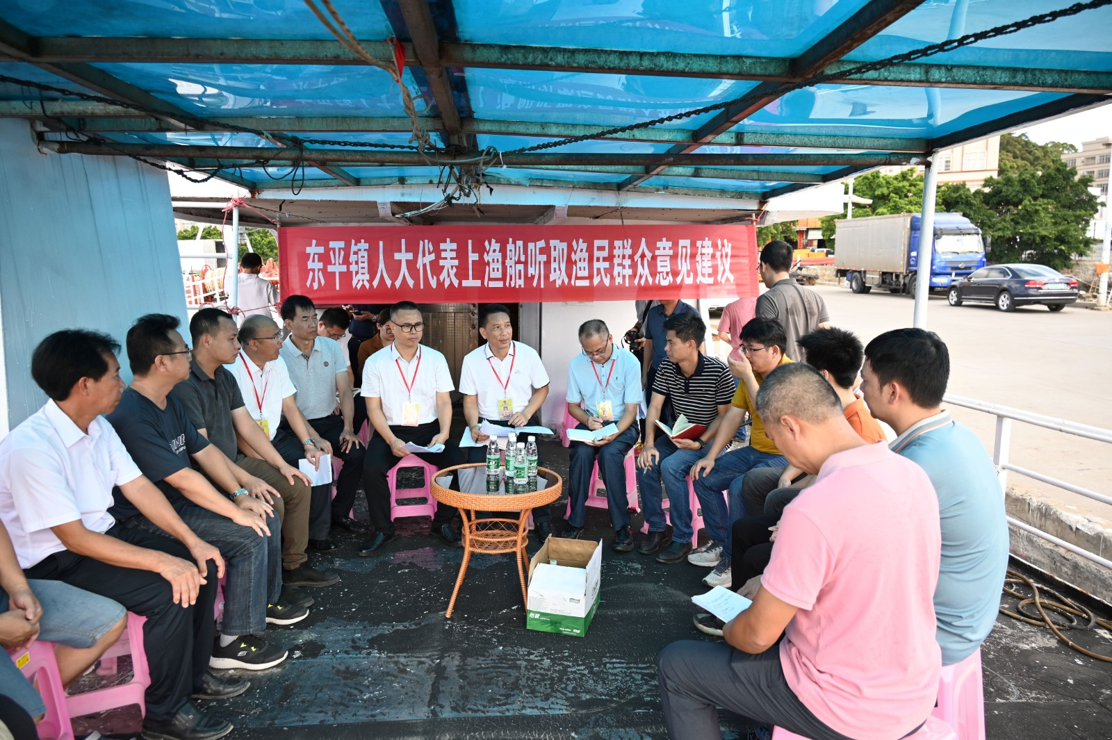 陽(yáng)江市陽(yáng)東區(qū)東平鎮(zhèn)組織人大代表上漁船聽(tīng)取群眾意見(jiàn)現(xiàn)場(chǎng)側(cè)記