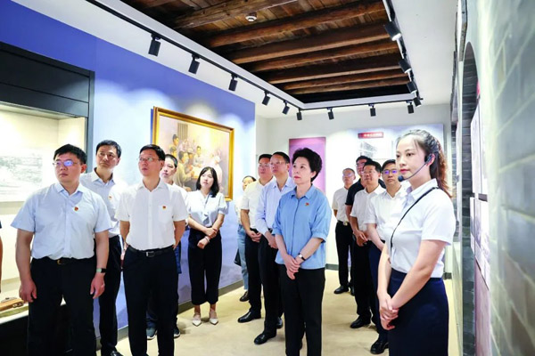 深學細研實干，確保主題教育見行見效