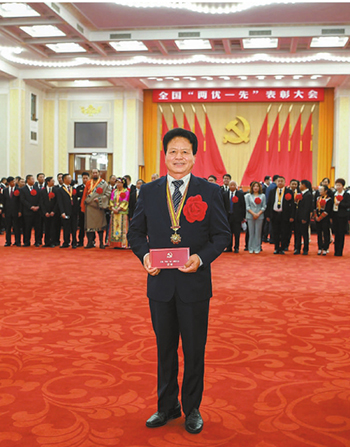  全國(guó)人大代表石炳啟：父老恩情掛心中