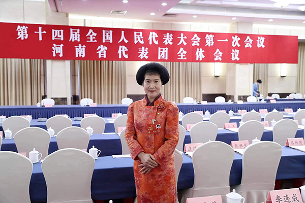  全國(guó)人大代表買(mǎi)世蕊 為“法治”代言 為人民造福
