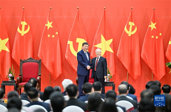  習(xí)近平同越共中央總書記阮富仲共同會(huì)見中越兩國(guó)青年和友好人士代表