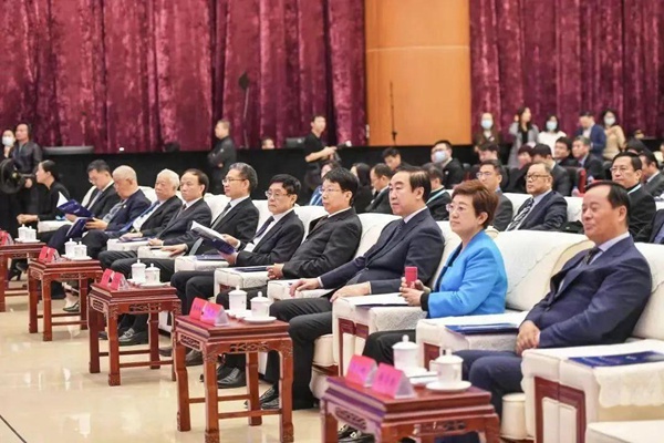  何維出席第七屆“敬佑生命·榮耀醫(yī)者”公益活動(dòng)盛典