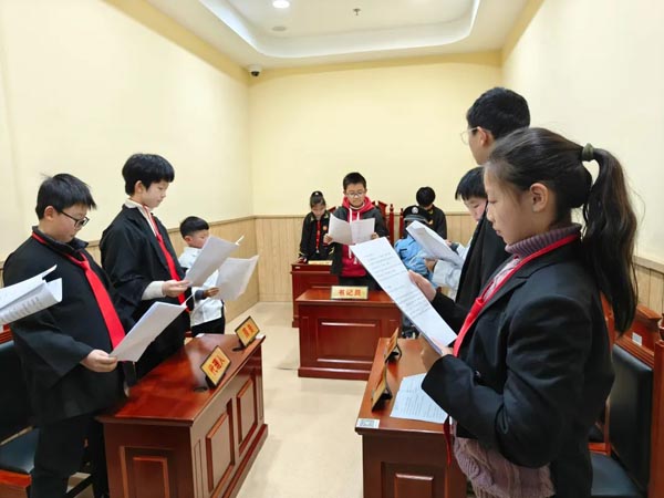  揚(yáng)州人大：普法宣傳“搭上”立法直通車真實法規(guī)“融入”模擬法庭