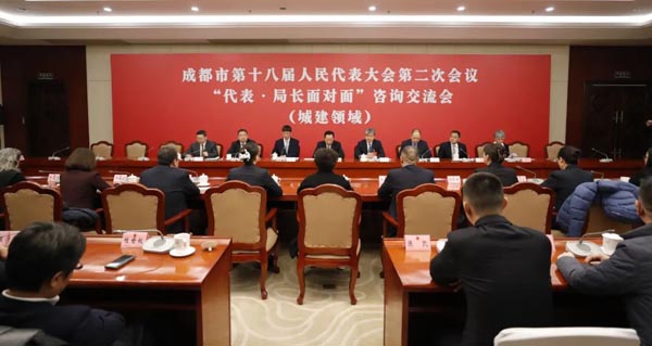  157名人大代表夜“問”局長　成都市人代會歷史上首次開展“代表•局長面對面”咨詢交流活動