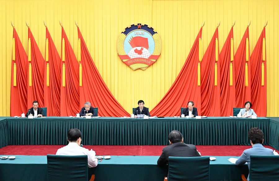 王滬寧主持召開全國政協(xié)主席會議
