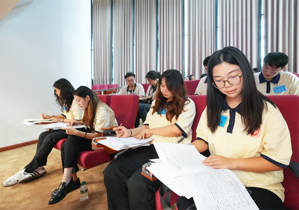 重慶市人大常委會(huì)會(huì)議首次定向邀請(qǐng)大學(xué)生旁聽(tīng)