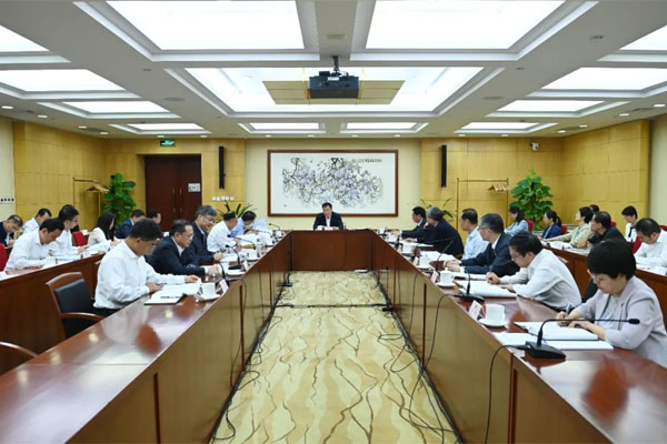 全國(guó)人大常委會(huì)機(jī)關(guān)黨組理論學(xué)習(xí)中心組開展集體學(xué)習(xí)研討